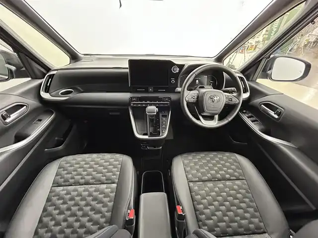 トヨタ ヴォクシー S－Z 道央・札幌 2022(令4)年 0.6万km グリッターブラックガラスフレーク ・４WD/・モデリスタエアロ/・モデリスタ１８インチAW/・純正ディスプレイオーディオ/　ナビキット//  CD/DVDキット /　BT/USB/miracast/フルセグ/・パノラミックビューモニター/・社外デジタルインナーミラー/・ビルトインETC2.0/・トヨタセーフティセンス/・プリクラッシュセーフティ(PCS)/・レーダークルーズコントロール/・レーンディパーチャーアラート(LDA)/・ブラインドスポットモニター(BSM)/・プロアクティブドライビングアシスト(PDA)/・リヤクロストラフィックアラート(RCTA)/・リヤカメラディテクション(RCD)/・パーキングサポートブレーキ(PKSB)/・安心降車アシスト(SEA)/・ロードサインアシスト(RSA)/・レーンチェンジアシスト（LCA）/・フロントクロストラフィックアラート(FCTA)/・クリアランスソナー/・アドバンスドドライブ/・ドライブモニター/・オートハイビーム/・両側パワースライドドア/・ハーフレザーシート/・前席シートヒーター/・パワーバックドア/・LEDヘッドライト/・フォグライト/・オートライト/・プッシュスタート/・スマートキー/・純正フロアマット/・ドアバイザー