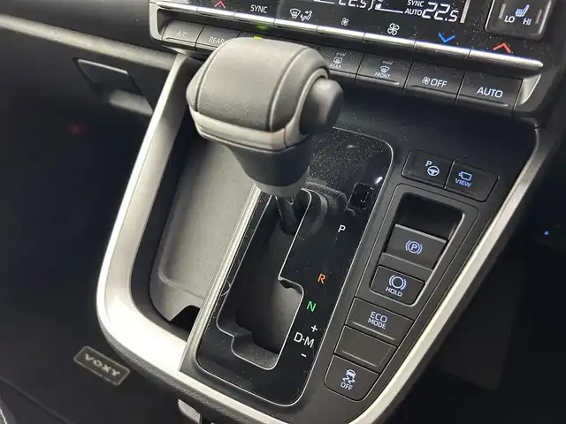 トヨタ ヴォクシー S－Z 道央・札幌 2022(令4)年 0.6万km グリッターブラックガラスフレーク ・４WD/・モデリスタエアロ/・モデリスタ１８インチAW/・純正ディスプレイオーディオ/　ナビキット//  CD/DVDキット /　BT/USB/miracast/フルセグ/・パノラミックビューモニター/・社外デジタルインナーミラー/・ビルトインETC2.0/・トヨタセーフティセンス/・プリクラッシュセーフティ(PCS)/・レーダークルーズコントロール/・レーンディパーチャーアラート(LDA)/・ブラインドスポットモニター(BSM)/・プロアクティブドライビングアシスト(PDA)/・リヤクロストラフィックアラート(RCTA)/・リヤカメラディテクション(RCD)/・パーキングサポートブレーキ(PKSB)/・安心降車アシスト(SEA)/・ロードサインアシスト(RSA)/・レーンチェンジアシスト（LCA）/・フロントクロストラフィックアラート(FCTA)/・クリアランスソナー/・アドバンスドドライブ/・ドライブモニター/・オートハイビーム/・両側パワースライドドア/・ハーフレザーシート/・前席シートヒーター/・パワーバックドア/・LEDヘッドライト/・フォグライト/・オートライト/・プッシュスタート/・スマートキー/・純正フロアマット/・ドアバイザー