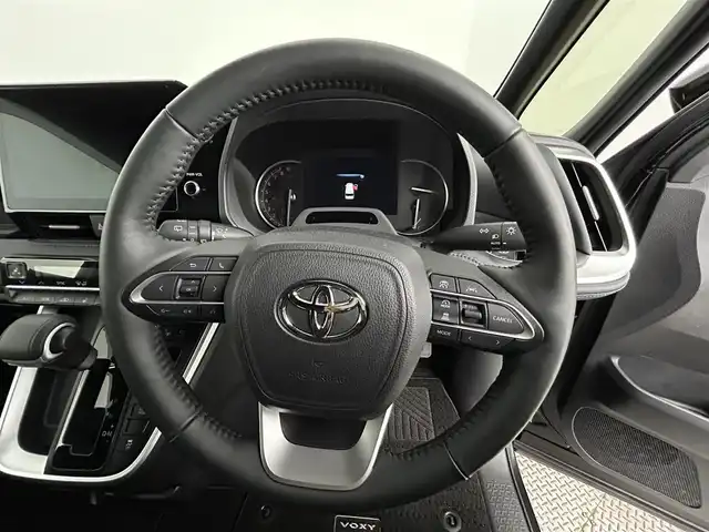 トヨタ ヴォクシー S－Z 道央・札幌 2022(令4)年 0.6万km グリッターブラックガラスフレーク ・４WD/・モデリスタエアロ/・モデリスタ１８インチAW/・純正ディスプレイオーディオ/　ナビキット//  CD/DVDキット /　BT/USB/miracast/フルセグ/・パノラミックビューモニター/・社外デジタルインナーミラー/・ビルトインETC2.0/・トヨタセーフティセンス/・プリクラッシュセーフティ(PCS)/・レーダークルーズコントロール/・レーンディパーチャーアラート(LDA)/・ブラインドスポットモニター(BSM)/・プロアクティブドライビングアシスト(PDA)/・リヤクロストラフィックアラート(RCTA)/・リヤカメラディテクション(RCD)/・パーキングサポートブレーキ(PKSB)/・安心降車アシスト(SEA)/・ロードサインアシスト(RSA)/・レーンチェンジアシスト（LCA）/・フロントクロストラフィックアラート(FCTA)/・クリアランスソナー/・アドバンスドドライブ/・ドライブモニター/・オートハイビーム/・両側パワースライドドア/・ハーフレザーシート/・前席シートヒーター/・パワーバックドア/・LEDヘッドライト/・フォグライト/・オートライト/・プッシュスタート/・スマートキー/・純正フロアマット/・ドアバイザー