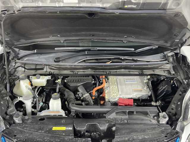 日産 セレナ e－パワー ハイウェイスター V 福岡県 2020(令2)年 2.7万km ダークメタルグレー ワンオーナー/プロパイロット/レーダークルーズコントロール/アラウンドビューモニター/バックカメラ/フリップダウンモニター/純正１０インチ純正ＳＤナビ/横滑り防止装置