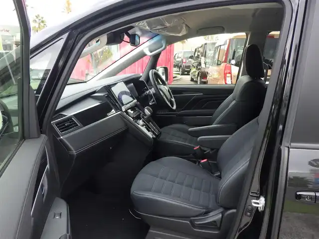 三菱 デリカＤ：５ シャモニー 千葉県 2025(令7)年 0.1千km 黒Ⅱ e-Assist/・衝突被害軽減ブレーキシステム（FCM）/・車線逸脱警報システム（LDW）/・レーダークルーズコントロールシステム（ACC）/・誤発進抑制機能（前進＆後退時）（UMS）/・オートマチックハイビーム[AHB]/エレクトリックテールゲート/両側パワースライドドア/ハーフレザーシート/運転席パワーシート/前席シートヒーター/11インチ純正メモリーナビ/地デジTV/【DVD/CD再生機能　Bluetooth接続】/【Apple CarPlay　Android Auto対応】/マルチアラウンドモニター/革巻きステアリング/ステアリングヒーター/ステアリングスイッチ/パドルシフト/LEDヘッドライト/ウインカーミラー/純正18インチアルミホイル/サイド/カーテンエアバッグ/キーレスオペレーションシステム