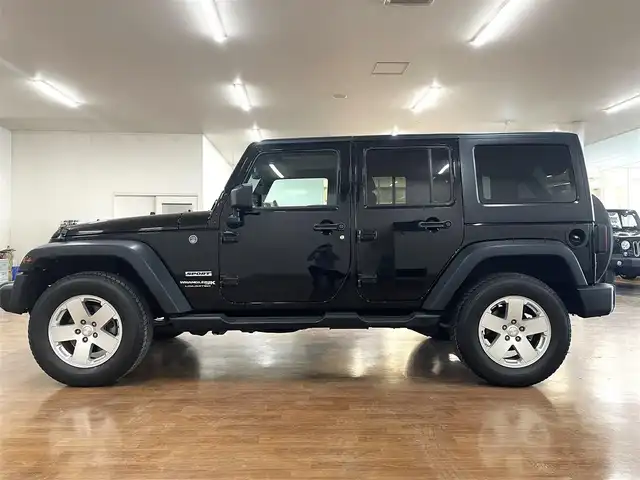 クライスラー・ジープ ジープ ラングラー アンリミテッド スポーツ 道央・札幌 2018(平30)年 7.6万km ブラック 4WD/社外メモリナビ/・フルセグTV/CD/DVD/BT/SD/バック、サイドカメラ/ETC/社外前後ドライブレコーダー/横滑り防止装置/ダウンヒルアシストコントロール/クルーズコントロール/オートライト/LEDヘッドライト/フォグライト/ヘッドライトレベライザー/純正フロアマット/サイドステップ/純正18インチAW/リモコンキー/スペアキー/背面タイヤ/社外AW付き冬タイヤ積込/・265/70R17 ’17製 6mm/新車時保証書/取扱説明書