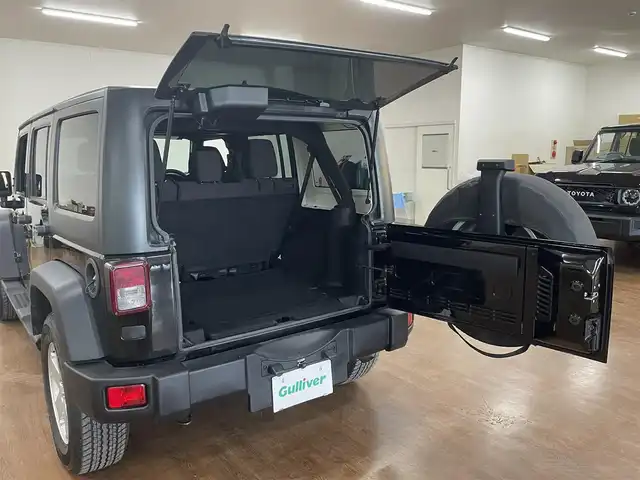 クライスラー・ジープ ジープ ラングラー アンリミテッド スポーツ 道央・札幌 2018(平30)年 7.6万km ブラック 4WD/社外メモリナビ/・フルセグTV/CD/DVD/BT/SD/バック、サイドカメラ/ETC/社外前後ドライブレコーダー/横滑り防止装置/ダウンヒルアシストコントロール/クルーズコントロール/オートライト/LEDヘッドライト/フォグライト/ヘッドライトレベライザー/純正フロアマット/サイドステップ/純正18インチAW/リモコンキー/スペアキー/背面タイヤ/社外AW付き冬タイヤ積込/・265/70R17 ’17製 6mm/新車時保証書/取扱説明書