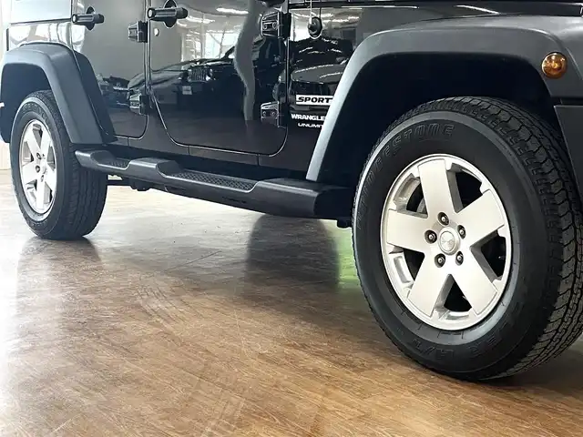 クライスラー・ジープ ジープ ラングラー アンリミテッド スポーツ 道央・札幌 2018(平30)年 7.6万km ブラック 4WD/社外メモリナビ/・フルセグTV/CD/DVD/BT/SD/バック、サイドカメラ/ETC/社外前後ドライブレコーダー/横滑り防止装置/ダウンヒルアシストコントロール/クルーズコントロール/オートライト/LEDヘッドライト/フォグライト/ヘッドライトレベライザー/純正フロアマット/サイドステップ/純正18インチAW/リモコンキー/スペアキー/背面タイヤ/社外AW付き冬タイヤ積込/・265/70R17 ’17製 6mm/新車時保証書/取扱説明書