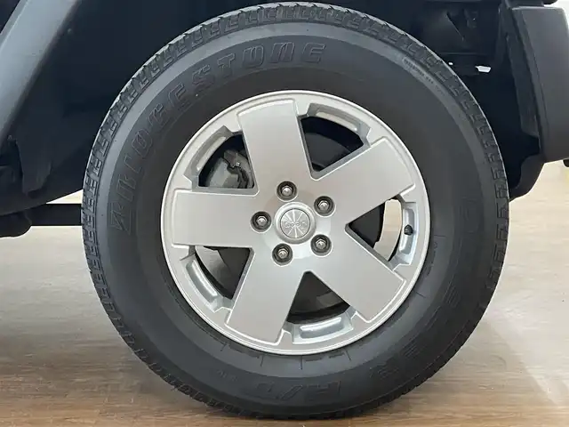 クライスラー・ジープ ジープ ラングラー アンリミテッド スポーツ 道央・札幌 2018(平30)年 7.6万km ブラック 4WD/社外メモリナビ/・フルセグTV/CD/DVD/BT/SD/バック、サイドカメラ/ETC/社外前後ドライブレコーダー/横滑り防止装置/ダウンヒルアシストコントロール/クルーズコントロール/オートライト/LEDヘッドライト/フォグライト/ヘッドライトレベライザー/純正フロアマット/サイドステップ/純正18インチAW/リモコンキー/スペアキー/背面タイヤ/社外AW付き冬タイヤ積込/・265/70R17 ’17製 6mm/新車時保証書/取扱説明書