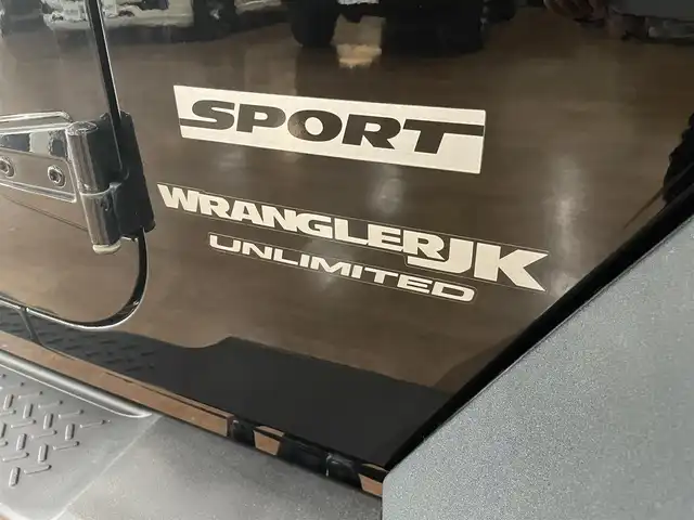 クライスラー・ジープ ジープ ラングラー アンリミテッド スポーツ 道央・札幌 2018(平30)年 7.6万km ブラック 4WD/社外メモリナビ/・フルセグTV/CD/DVD/BT/SD/バック、サイドカメラ/ETC/社外前後ドライブレコーダー/横滑り防止装置/ダウンヒルアシストコントロール/クルーズコントロール/オートライト/LEDヘッドライト/フォグライト/ヘッドライトレベライザー/純正フロアマット/サイドステップ/純正18インチAW/リモコンキー/スペアキー/背面タイヤ/社外AW付き冬タイヤ積込/・265/70R17 ’17製 6mm/新車時保証書/取扱説明書