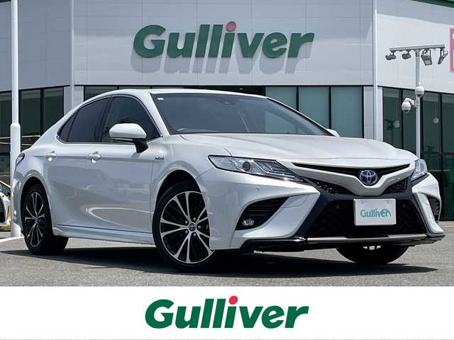 トヨタ カムリ WSレザーパッケージ 佐賀県 2019(令1)年 7.5万km プラチナホワイトパールマイカ 黒革シート/純正８インチSDナビ/・フルセグTV/CD/DVD/BD/SD/USB/Bluetooth/バックカメラ/前方ドライブレコーダー/ビルトインETC/ヘッドアップディスプレイ/電子パーキングブレーキ/AUTO HOLD機能/D＋N席パワーシート/シートヒーター/ISOFIX対応/パドルシフト/革巻きステアリング/ステアリングリモコン/純正18インチアルミホイール/純正LEDヘッドライト/純正LEDフォグライト/純正フロアマット/取扱説明書/スペアキー１本/トヨタセーフティセンス/・レーダークルーズコントロール/・プリクラッシュセーフティ/・レーンディパーチャーアラート/・ブラインドスポットモニター/・クリアランスソナー/・リヤクロストラフィックアラート/・タイヤ空気圧警報システム
