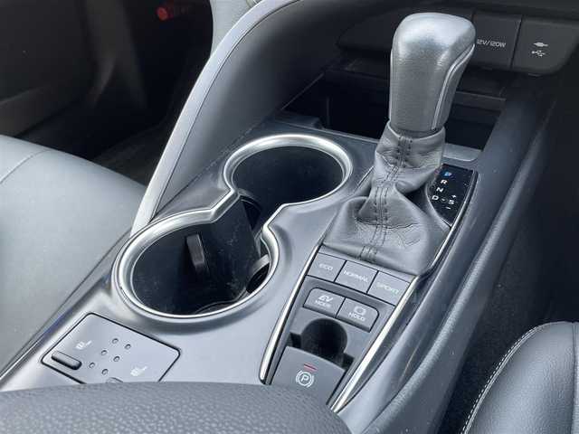 トヨタ カムリ WSレザーパッケージ 佐賀県 2019(令1)年 7.5万km プラチナホワイトパールマイカ 黒革シート/純正８インチSDナビ/・フルセグTV/CD/DVD/BD/SD/USB/Bluetooth/バックカメラ/前方ドライブレコーダー/ビルトインETC/ヘッドアップディスプレイ/電子パーキングブレーキ/AUTO HOLD機能/D＋N席パワーシート/シートヒーター/ISOFIX対応/パドルシフト/革巻きステアリング/ステアリングリモコン/純正18インチアルミホイール/純正LEDヘッドライト/純正LEDフォグライト/純正フロアマット/取扱説明書/スペアキー１本/トヨタセーフティセンス/・レーダークルーズコントロール/・プリクラッシュセーフティ/・レーンディパーチャーアラート/・ブラインドスポットモニター/・クリアランスソナー/・リヤクロストラフィックアラート/・タイヤ空気圧警報システム