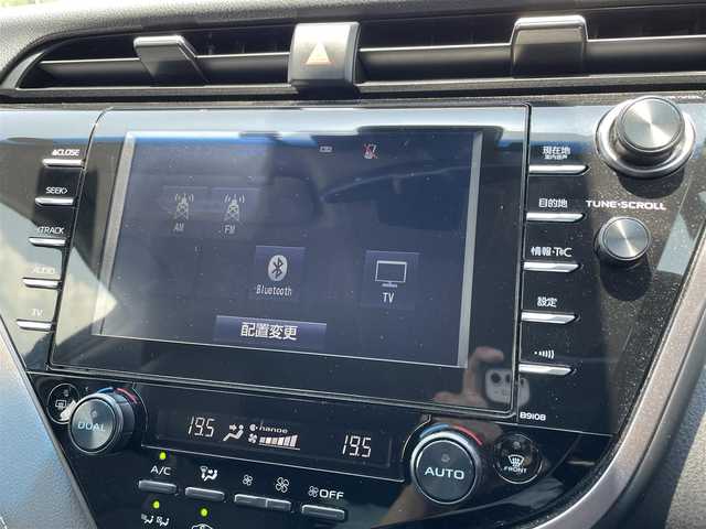 トヨタ カムリ WSレザーパッケージ 佐賀県 2019(令1)年 7.5万km プラチナホワイトパールマイカ 黒革シート/純正８インチSDナビ/・フルセグTV/CD/DVD/BD/SD/USB/Bluetooth/バックカメラ/前方ドライブレコーダー/ビルトインETC/ヘッドアップディスプレイ/電子パーキングブレーキ/AUTO HOLD機能/D＋N席パワーシート/シートヒーター/ISOFIX対応/パドルシフト/革巻きステアリング/ステアリングリモコン/純正18インチアルミホイール/純正LEDヘッドライト/純正LEDフォグライト/純正フロアマット/取扱説明書/スペアキー１本/トヨタセーフティセンス/・レーダークルーズコントロール/・プリクラッシュセーフティ/・レーンディパーチャーアラート/・ブラインドスポットモニター/・クリアランスソナー/・リヤクロストラフィックアラート/・タイヤ空気圧警報システム