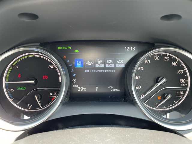 トヨタ カムリ WSレザーパッケージ 佐賀県 2019(令1)年 7.5万km プラチナホワイトパールマイカ 黒革シート/純正８インチSDナビ/・フルセグTV/CD/DVD/BD/SD/USB/Bluetooth/バックカメラ/前方ドライブレコーダー/ビルトインETC/ヘッドアップディスプレイ/電子パーキングブレーキ/AUTO HOLD機能/D＋N席パワーシート/シートヒーター/ISOFIX対応/パドルシフト/革巻きステアリング/ステアリングリモコン/純正18インチアルミホイール/純正LEDヘッドライト/純正LEDフォグライト/純正フロアマット/取扱説明書/スペアキー１本/トヨタセーフティセンス/・レーダークルーズコントロール/・プリクラッシュセーフティ/・レーンディパーチャーアラート/・ブラインドスポットモニター/・クリアランスソナー/・リヤクロストラフィックアラート/・タイヤ空気圧警報システム