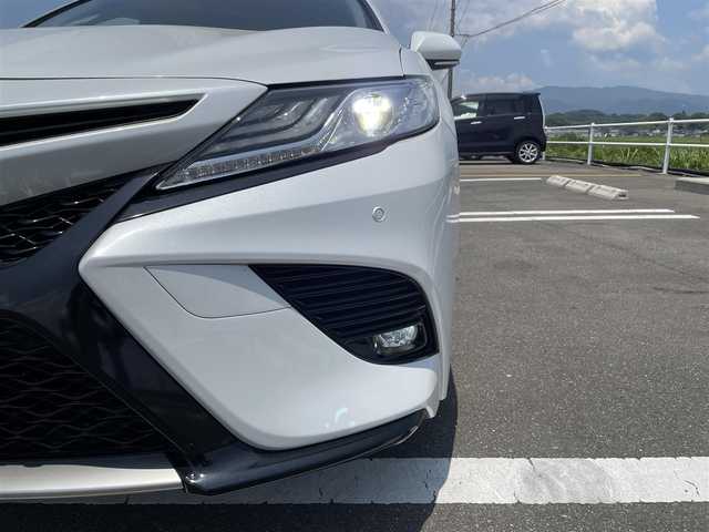 トヨタ カムリ WSレザーパッケージ 佐賀県 2019(令1)年 7.5万km プラチナホワイトパールマイカ 黒革シート/純正８インチSDナビ/・フルセグTV/CD/DVD/BD/SD/USB/Bluetooth/バックカメラ/前方ドライブレコーダー/ビルトインETC/ヘッドアップディスプレイ/電子パーキングブレーキ/AUTO HOLD機能/D＋N席パワーシート/シートヒーター/ISOFIX対応/パドルシフト/革巻きステアリング/ステアリングリモコン/純正18インチアルミホイール/純正LEDヘッドライト/純正LEDフォグライト/純正フロアマット/取扱説明書/スペアキー１本/トヨタセーフティセンス/・レーダークルーズコントロール/・プリクラッシュセーフティ/・レーンディパーチャーアラート/・ブラインドスポットモニター/・クリアランスソナー/・リヤクロストラフィックアラート/・タイヤ空気圧警報システム