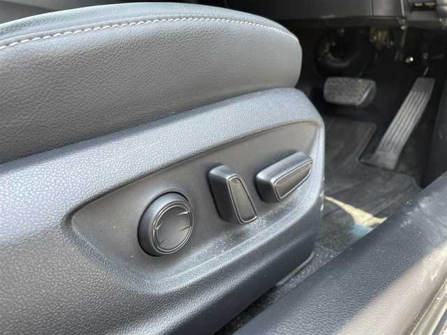 トヨタ カムリ WSレザーパッケージ 佐賀県 2019(令1)年 7.5万km プラチナホワイトパールマイカ 黒革シート/純正８インチSDナビ/・フルセグTV/CD/DVD/BD/SD/USB/Bluetooth/バックカメラ/前方ドライブレコーダー/ビルトインETC/ヘッドアップディスプレイ/電子パーキングブレーキ/AUTO HOLD機能/D＋N席パワーシート/シートヒーター/ISOFIX対応/パドルシフト/革巻きステアリング/ステアリングリモコン/純正18インチアルミホイール/純正LEDヘッドライト/純正LEDフォグライト/純正フロアマット/取扱説明書/スペアキー１本/トヨタセーフティセンス/・レーダークルーズコントロール/・プリクラッシュセーフティ/・レーンディパーチャーアラート/・ブラインドスポットモニター/・クリアランスソナー/・リヤクロストラフィックアラート/・タイヤ空気圧警報システム