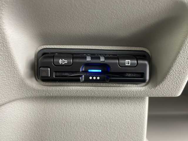 ホンダ Ｎ ＢＯＸ 千葉県 2024(令6)年 0.3万km ルナシルバーM 純正ナビ/Bluetooth フルセグ ipod/ＥＴＣ/ドライブレコーダー/両側パワースライドドア/バックカメラ/シートヒーター/電動パーキングブレーキ/純正フロアマット/純正ドアバイザー/ベンチシート/チップアップシート/後席サンシェード/プッシュスタート/スマートキー/ウィンカーミラー/ステアリングスイッチ/ホンダセンシング/衝突軽減ブレーキ/レーンキープアシスト/オートハイビーム/レーダークルーズコントロール/標識認識機能/先行者発進告知/コーナーセンサー/アイドリングストップ