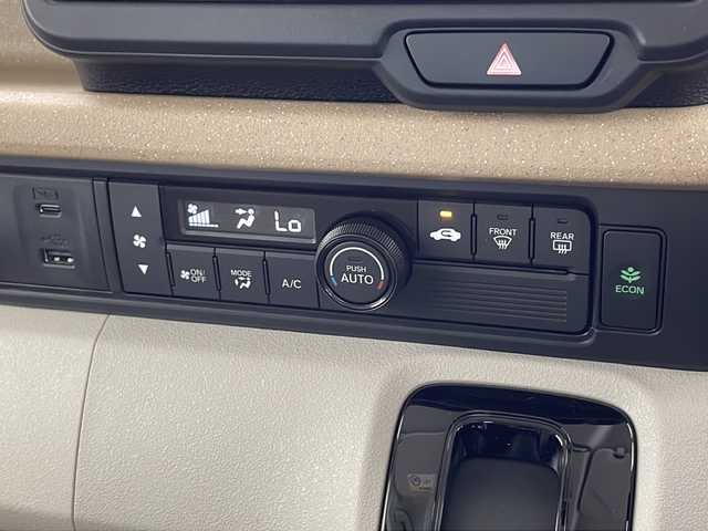 ホンダ Ｎ ＢＯＸ 千葉県 2024(令6)年 0.3万km ルナシルバーM 純正ナビ/Bluetooth フルセグ ipod/ＥＴＣ/ドライブレコーダー/両側パワースライドドア/バックカメラ/シートヒーター/電動パーキングブレーキ/純正フロアマット/純正ドアバイザー/ベンチシート/チップアップシート/後席サンシェード/プッシュスタート/スマートキー/ウィンカーミラー/ステアリングスイッチ/ホンダセンシング/衝突軽減ブレーキ/レーンキープアシスト/オートハイビーム/レーダークルーズコントロール/標識認識機能/先行者発進告知/コーナーセンサー/アイドリングストップ