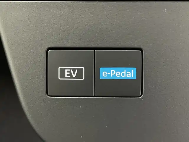 日産 セレナ e－パワー ハイウェイスター V 鹿児島県 2025(令7)年 0.1千km 白 登録済未使用車/プロパイロット（ナビリンク機能付）/+プロパイロット緊急停止支援システム（SOSコール機能付）/+SOSコール/アラウンドビューモニター（移動物 検知機能付）/12.3型NissanConnectナビゲーション/・フルセグTV、BT対応、USB、AM/FM/・AppleCarPlay、AndroidAuto、HDMI/ステアリングスイッチ/後席モニター/両側電動スライドドア/ドライブレコーダー（前後セット）/インテリジェントルームミラー/ETC2.0/ワイヤレス充電器/電動パーキングブレーキ/オートホールド機能/オートライト/アダプティブLEDヘッドライト/LEDフォグ/純正16インチアルミホイール