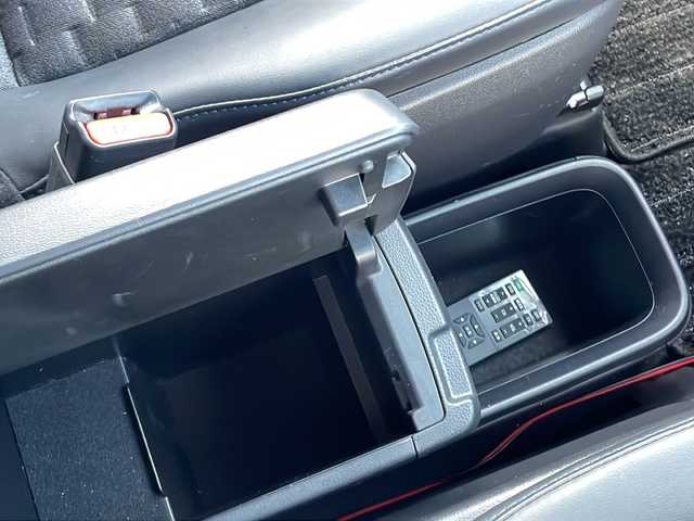 トヨタ ヴォクシー S－Z 山口県 2023(令5)年 5万km グリッターブラックガラスフレーク モデリスタエアロ/純正14インチフリップダウンモニター/純正10.5インチディスプレイオーディオ/・ナビ機能/・Bluetooth/・フルセグテレビ/・CD/DVDキット/バックカメラ/ビルトインETC/ドライブレコーダー/Toyota Safety Sense/・ドライバーモニター/・プリクラッシュセーフティ/・レーントレーシングアシスト/・レーンチェンジアシスト/・レーンディパーチャーアラート/・プロアクティブドライビングアシスト/・フロントクロストラフィックアラート/・発進遅れ告知機能/・ロードサインアシスト/・レーダークルーズコントロール/・ドライバー異常時対応システム/・ブラインドスポットモニター/・クリアランスソナー/・パーキングサポートブレーキ/・オートマチックハイビーム/USB入力端子/純正フロアマット/ハーフレザーシート/シートヒーター/両側パワースライドドア/純正純正LEDライト/純正17インチアルミホイール