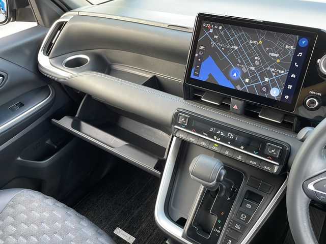 トヨタ ヴォクシー S－Z 山口県 2023(令5)年 5万km グリッターブラックガラスフレーク モデリスタエアロ/純正14インチフリップダウンモニター/純正10.5インチディスプレイオーディオ/・ナビ機能/・Bluetooth/・フルセグテレビ/・CD/DVDキット/バックカメラ/ビルトインETC/ドライブレコーダー/Toyota Safety Sense/・ドライバーモニター/・プリクラッシュセーフティ/・レーントレーシングアシスト/・レーンチェンジアシスト/・レーンディパーチャーアラート/・プロアクティブドライビングアシスト/・フロントクロストラフィックアラート/・発進遅れ告知機能/・ロードサインアシスト/・レーダークルーズコントロール/・ドライバー異常時対応システム/・ブラインドスポットモニター/・クリアランスソナー/・パーキングサポートブレーキ/・オートマチックハイビーム/USB入力端子/純正フロアマット/ハーフレザーシート/シートヒーター/両側パワースライドドア/純正純正LEDライト/純正17インチアルミホイール