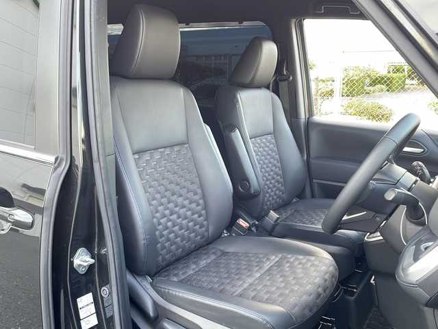 トヨタ ヴォクシー S－Z 山口県 2023(令5)年 5万km グリッターブラックガラスフレーク モデリスタエアロ/純正14インチフリップダウンモニター/純正10.5インチディスプレイオーディオ/・ナビ機能/・Bluetooth/・フルセグテレビ/・CD/DVDキット/バックカメラ/ビルトインETC/ドライブレコーダー/Toyota Safety Sense/・ドライバーモニター/・プリクラッシュセーフティ/・レーントレーシングアシスト/・レーンチェンジアシスト/・レーンディパーチャーアラート/・プロアクティブドライビングアシスト/・フロントクロストラフィックアラート/・発進遅れ告知機能/・ロードサインアシスト/・レーダークルーズコントロール/・ドライバー異常時対応システム/・ブラインドスポットモニター/・クリアランスソナー/・パーキングサポートブレーキ/・オートマチックハイビーム/USB入力端子/純正フロアマット/ハーフレザーシート/シートヒーター/両側パワースライドドア/純正純正LEDライト/純正17インチアルミホイール