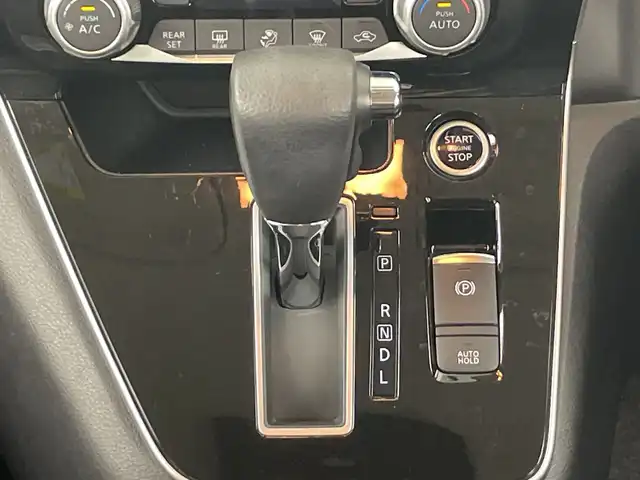 日産 セレナ ハイウェイスター V 愛知県 2021(令3)年 2.2万km ブリリアントホワイトパール セーフティパックA/・SRSエアバッグカーテン再度/・インテリジェントアラウンドビューモニター/・インテリジェントルームミラー/・ふらつき警報/全方位運転支援システム/・インテリジェントエマージェンシーブレーキ/・標識検知/・踏み間違い防止機能/・車線逸脱防止機能/・広報衝突防止支援/プロパイロット/純正10インチSDナビ/フルセグテレビ/フリップダウンモニター/両側電動スライドドア/ETC/ドライブレコーダー/オートライト/LEDヘッドライト/純正16インチアルミホイール/純正フロアマット/プッシュスタート/スマートキー