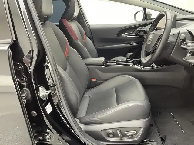 トヨタ プリウス Z 兵庫県 2023(令5)年 2.4万km アティチュードブラックマイカ 純正コネクトナビ(フルセグ/USB/Bluetooth)/全方位カメラ/パノラマルーフ/追従型クルーズコントロール/ブラインドスポットモニター/置くだけ充電/デジタルインナーミラー/パワーバックドア/パワーシート/シートヒーター/エアシート/レザーシート/クリアランスソナー/純正19インチアルミホイール/純正フロアマット/オートライト/オートマチックハイビーム/LEDヘッドライト