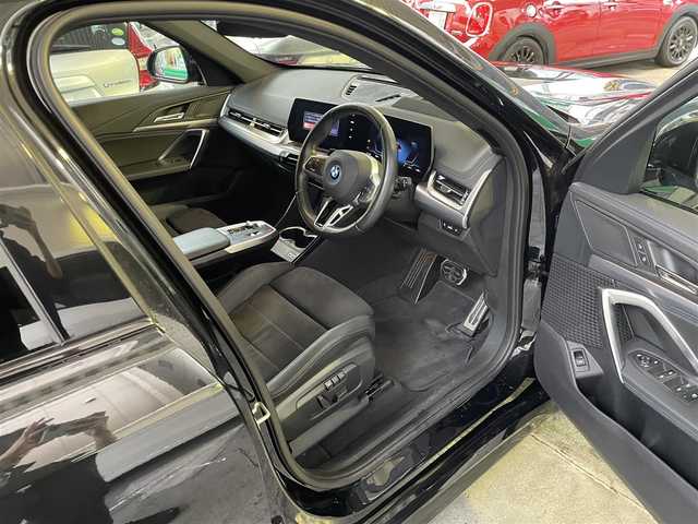 ＢＭＷ ＢＭＷ ｉＸ１ xDrive30 Mスポーツ 東京都 2024(令6)年 2.1万km サファイアブラックP 法人ワンオーナー/純正ナビ/全方位カメラ・バックカメラ/純正１８インチアルミ/パワーバックドア/D席メモリーパワーシート/N席パワーシート/ハーフレザーシート/シートヒーター/エアシート/BMW　ADVANCED　CAR　EYE３．０PRO/ETC/ルーフレール/スペアキー１本/カードキー１本/充電ケーブル/保証書・取説