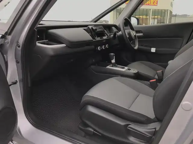 ホンダ フィット e:HEVベーシック 鳥取県 2020(令2)年 5.8万km ルナシルバーM ４・W・D/社外CDオーでイオ/USB/ホンダセンシング/コンフォードビューパッケージ/レーンキープアシスト/踏み間違い衝突軽減システム/コーナーセンサー/レーダークルーズコントロール/ETC/LEDヘットライト/オートライト/ハイビームアシスト/プッシュエンジンスタート/スペアキー/フロアマット/ドアバイザー