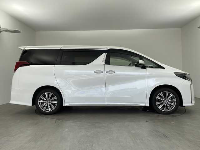 トヨタ アルファード S タイプゴールドⅡ 兵庫県 2021(令3)年 2.1万km ホワイトパールクリスタルシャイン ・純正9インチナビ＆Bluetooth＆＆CD/DVD再＆MiraCast＆TV/・バックカメラ/・純正ビルドインETC2.0/・トヨタセーフティセンス/・プリクラッシュセーフティ/・レーダークルーズコントロール/・レーンディパーチャーアラート/・クリアランスソナー/・ロードサインアシスト（RSA）/・パーキングサポートブレーキ/・naneoエアコン/・前後コーナーセンサー/・両側パワースライドドア/・ハーフレザーシート/・オートマチックハイビーム/・3眼LEDヘッドライト/・LEDフォグランプ/・シーケンシャルウィンカー/・電動パーキング/・パワーバックドア/・前後ドライブレコーダー/・オットマンシート/・純正18インチアルミホイール/・純正フロアマット/・ステアリングリモコン/・W＋サイドエアバック/・カーテンエアバック/・エンジンスタートボタン/・スマートキー/・MTモード付AT/・WACエアコン/・ハーフレザーシート/・ウインドシールドガラス（UVカット機能付き）/・フロントドアグリーンガラス（UVカット機能付き）