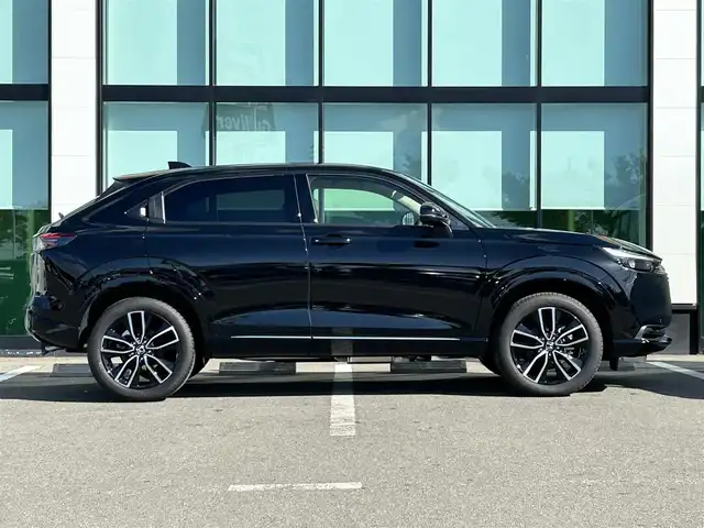 ホンダ ヴェゼル ハイブリッド e:HEV Z 和歌山県 2025(令7)年 0.1千km クリスタルブラックパール 登録済み未使用車/Honda CONNECTディスプレー（ナビ付）/フルセグTV/バックカメラ/（BT/AppleCarPlay/AndroidAuto）/衝突軽減ブレーキ/アダプティブクルーズコントロール/路外逸脱抑制機能/ブラインドスポットインフォメーション/パーキングセンサー/踏み間違い衝突軽減/電子パーキング/オートホールド/ハーフレザーシート/シートヒーター/ステアリングヒーター/パワーバックドア/純正ビルトインETC２．０/純正１８インチアルミホイール/LEDヘッドライト/LEDフォグランプ/オートライト/アダプティブドライビングビーム