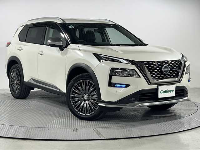 日産 エクストレイル オーテック e－4ORCE 広島県 2022(令4)年 2.1万km ブリリアントホワイトパール 純正12.3型ナビ（AppleCarPlay/AndroidAuto/フルセグTV）/プロパイロット/インテリジェントアラウンドビューモニター/インテリジェントルームミラー/AUTECH専用20インチAW/黒革シート/シートヒーター（前席/後席）/パワーシート/ポジションメモリー/パワーバックドア/ステアリングヒーター/インテリジェントエマージェンシーブレーキ/車線逸脱抑制機能/ハイビームアシスト/ブラインドスポットモニター/フロント/バックソナー/誤発進抑制機能/電動パーキングブレーキ/オートブレーキホールド/ETC2.0/ドライブレコーダー/AC100V/1500W電源/USB入力端子