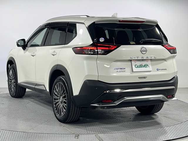 日産 エクストレイル オーテック e－4ORCE 広島県 2022(令4)年 2.1万km ブリリアントホワイトパール 純正12.3型ナビ（AppleCarPlay/AndroidAuto/フルセグTV）/プロパイロット/インテリジェントアラウンドビューモニター/インテリジェントルームミラー/AUTECH専用20インチAW/黒革シート/シートヒーター（前席/後席）/パワーシート/ポジションメモリー/パワーバックドア/ステアリングヒーター/インテリジェントエマージェンシーブレーキ/車線逸脱抑制機能/ハイビームアシスト/ブラインドスポットモニター/フロント/バックソナー/誤発進抑制機能/電動パーキングブレーキ/オートブレーキホールド/ETC2.0/ドライブレコーダー/AC100V/1500W電源/USB入力端子