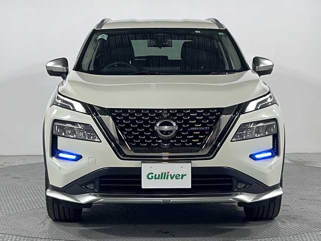日産 エクストレイル オーテック e－4ORCE 広島県 2022(令4)年 2.1万km ブリリアントホワイトパール 純正12.3型ナビ（AppleCarPlay/AndroidAuto/フルセグTV）/プロパイロット/インテリジェントアラウンドビューモニター/インテリジェントルームミラー/AUTECH専用20インチAW/黒革シート/シートヒーター（前席/後席）/パワーシート/ポジションメモリー/パワーバックドア/ステアリングヒーター/インテリジェントエマージェンシーブレーキ/車線逸脱抑制機能/ハイビームアシスト/ブラインドスポットモニター/フロント/バックソナー/誤発進抑制機能/電動パーキングブレーキ/オートブレーキホールド/ETC2.0/ドライブレコーダー/AC100V/1500W電源/USB入力端子