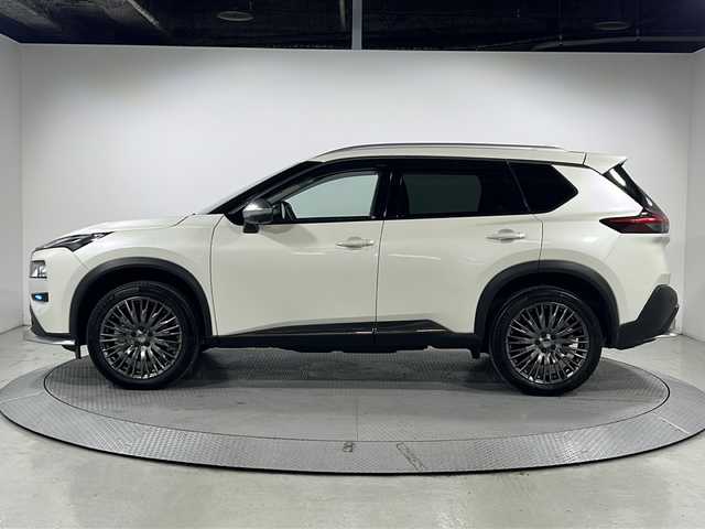 日産 エクストレイル オーテック e－4ORCE 広島県 2022(令4)年 2.1万km ブリリアントホワイトパール 純正12.3型ナビ（AppleCarPlay/AndroidAuto/フルセグTV）/プロパイロット/インテリジェントアラウンドビューモニター/インテリジェントルームミラー/AUTECH専用20インチAW/黒革シート/シートヒーター（前席/後席）/パワーシート/ポジションメモリー/パワーバックドア/ステアリングヒーター/インテリジェントエマージェンシーブレーキ/車線逸脱抑制機能/ハイビームアシスト/ブラインドスポットモニター/フロント/バックソナー/誤発進抑制機能/電動パーキングブレーキ/オートブレーキホールド/ETC2.0/ドライブレコーダー/AC100V/1500W電源/USB入力端子