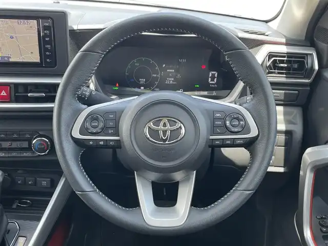 トヨタ ライズ Z 滋賀県 2022(令4)年 1.7万km ブラックマイカメタリック 純正ナビ/(フルセグ/Bluetooth/CD/DVD)/ビルトインETC2.0/パノラミックビューモニター/スマートアシスト/・衝突軽減ブレーキ/・レーンキープアシスト/・アダプティブクルーズコントロール/・標識認識/・アダプティブドライビングビーム/・オートハイビーム/LEDオートライト/フォグ/車速連動ワイパー/クリアランスソナー/ブラインドスポットモニター/シートヒーター/電動パーキング/ブレーキホールド/100V電源