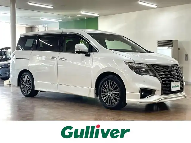 日産 エルグランド 250HWS プレミアム アーバンクロム 道央・札幌 2024(令6)年 1.4万km ピュアホワイトパール 4WD/ワンオーナー/純正10型SDナビ/・フルセグTV/CD/DVD/BT/SD/USB/純正フリップダウンモニター/フロント、サイド、バックカメラ/プロパイロット/アラウンドビューモニター/本革シート/前席シートヒーター/前席パワーシート/運転席シートメモリ機能/両側パワースライドドア/パワーバックドア/オートクルーズコントロール/ビルトインETC/インテリジェントエマージェンシーブレーキ/車線逸脱防止支援システム/前後踏み間違い衝突防止アシスト/標識検知機能/ブラインドスポットモニター/前後コーナーセンサー/横滑り防止装置/純正ドライブレコーダー/オートライト/LEDヘッドライト/フォグライト/プッシュスタート/スマートキーx2/ステアリングリモコン/純正フロアマット/ドアバイザー/助手席、2列目オットマン/3列シート/ウインカーミラー/純正18インチAW/フロント、サイドエアロ/新車時保証書/取扱説明書/ナビ取扱説明書