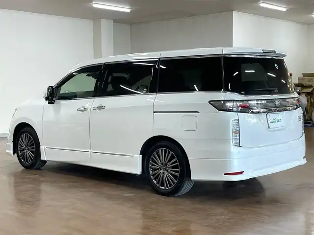 日産 エルグランド 250HWS プレミアム アーバンクロム 道央・札幌 2024(令6)年 1.4万km ピュアホワイトパール 4WD/ワンオーナー/純正10型SDナビ/・フルセグTV/CD/DVD/BT/SD/USB/純正フリップダウンモニター/フロント、サイド、バックカメラ/プロパイロット/アラウンドビューモニター/本革シート/前席シートヒーター/前席パワーシート/運転席シートメモリ機能/両側パワースライドドア/パワーバックドア/オートクルーズコントロール/ビルトインETC/インテリジェントエマージェンシーブレーキ/車線逸脱防止支援システム/前後踏み間違い衝突防止アシスト/標識検知機能/ブラインドスポットモニター/前後コーナーセンサー/横滑り防止装置/純正ドライブレコーダー/オートライト/LEDヘッドライト/フォグライト/プッシュスタート/スマートキーx2/ステアリングリモコン/純正フロアマット/ドアバイザー/助手席、2列目オットマン/3列シート/ウインカーミラー/純正18インチAW/フロント、サイドエアロ/新車時保証書/取扱説明書/ナビ取扱説明書