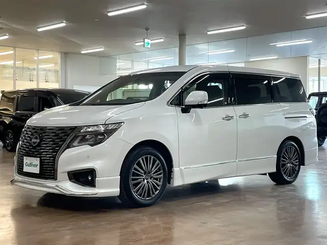 日産 エルグランド 250HWS プレミアム アーバンクロム 道央・札幌 2024(令6)年 1.4万km ピュアホワイトパール 4WD/ワンオーナー/純正10型SDナビ/・フルセグTV/CD/DVD/BT/SD/USB/純正フリップダウンモニター/フロント、サイド、バックカメラ/プロパイロット/アラウンドビューモニター/本革シート/前席シートヒーター/前席パワーシート/運転席シートメモリ機能/両側パワースライドドア/パワーバックドア/オートクルーズコントロール/ビルトインETC/インテリジェントエマージェンシーブレーキ/車線逸脱防止支援システム/前後踏み間違い衝突防止アシスト/標識検知機能/ブラインドスポットモニター/前後コーナーセンサー/横滑り防止装置/純正ドライブレコーダー/オートライト/LEDヘッドライト/フォグライト/プッシュスタート/スマートキーx2/ステアリングリモコン/純正フロアマット/ドアバイザー/助手席、2列目オットマン/3列シート/ウインカーミラー/純正18インチAW/フロント、サイドエアロ/新車時保証書/取扱説明書/ナビ取扱説明書