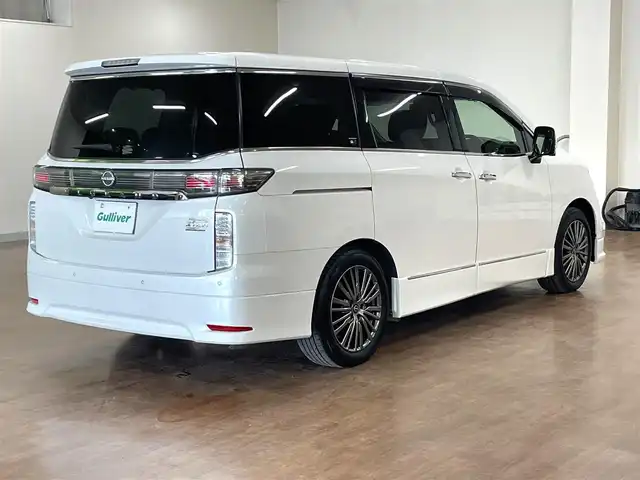 日産 エルグランド 250HWS プレミアム アーバンクロム 道央・札幌 2024(令6)年 1.4万km ピュアホワイトパール 4WD/ワンオーナー/純正10型SDナビ/・フルセグTV/CD/DVD/BT/SD/USB/純正フリップダウンモニター/フロント、サイド、バックカメラ/プロパイロット/アラウンドビューモニター/本革シート/前席シートヒーター/前席パワーシート/運転席シートメモリ機能/両側パワースライドドア/パワーバックドア/オートクルーズコントロール/ビルトインETC/インテリジェントエマージェンシーブレーキ/車線逸脱防止支援システム/前後踏み間違い衝突防止アシスト/標識検知機能/ブラインドスポットモニター/前後コーナーセンサー/横滑り防止装置/純正ドライブレコーダー/オートライト/LEDヘッドライト/フォグライト/プッシュスタート/スマートキーx2/ステアリングリモコン/純正フロアマット/ドアバイザー/助手席、2列目オットマン/3列シート/ウインカーミラー/純正18インチAW/フロント、サイドエアロ/新車時保証書/取扱説明書/ナビ取扱説明書