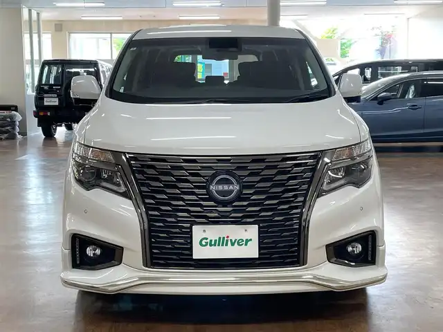 日産 エルグランド 250HWS プレミアム アーバンクロム 道央・札幌 2024(令6)年 1.4万km ピュアホワイトパール 4WD/ワンオーナー/純正10型SDナビ/・フルセグTV/CD/DVD/BT/SD/USB/純正フリップダウンモニター/フロント、サイド、バックカメラ/プロパイロット/アラウンドビューモニター/本革シート/前席シートヒーター/前席パワーシート/運転席シートメモリ機能/両側パワースライドドア/パワーバックドア/オートクルーズコントロール/ビルトインETC/インテリジェントエマージェンシーブレーキ/車線逸脱防止支援システム/前後踏み間違い衝突防止アシスト/標識検知機能/ブラインドスポットモニター/前後コーナーセンサー/横滑り防止装置/純正ドライブレコーダー/オートライト/LEDヘッドライト/フォグライト/プッシュスタート/スマートキーx2/ステアリングリモコン/純正フロアマット/ドアバイザー/助手席、2列目オットマン/3列シート/ウインカーミラー/純正18インチAW/フロント、サイドエアロ/新車時保証書/取扱説明書/ナビ取扱説明書