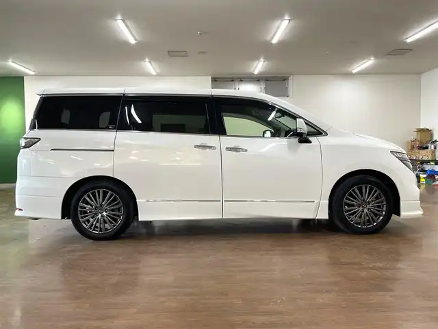 日産 エルグランド 250HWS プレミアム アーバンクロム 道央・札幌 2024(令6)年 1.4万km ピュアホワイトパール 4WD/ワンオーナー/純正10型SDナビ/・フルセグTV/CD/DVD/BT/SD/USB/純正フリップダウンモニター/フロント、サイド、バックカメラ/プロパイロット/アラウンドビューモニター/本革シート/前席シートヒーター/前席パワーシート/運転席シートメモリ機能/両側パワースライドドア/パワーバックドア/オートクルーズコントロール/ビルトインETC/インテリジェントエマージェンシーブレーキ/車線逸脱防止支援システム/前後踏み間違い衝突防止アシスト/標識検知機能/ブラインドスポットモニター/前後コーナーセンサー/横滑り防止装置/純正ドライブレコーダー/オートライト/LEDヘッドライト/フォグライト/プッシュスタート/スマートキーx2/ステアリングリモコン/純正フロアマット/ドアバイザー/助手席、2列目オットマン/3列シート/ウインカーミラー/純正18インチAW/フロント、サイドエアロ/新車時保証書/取扱説明書/ナビ取扱説明書