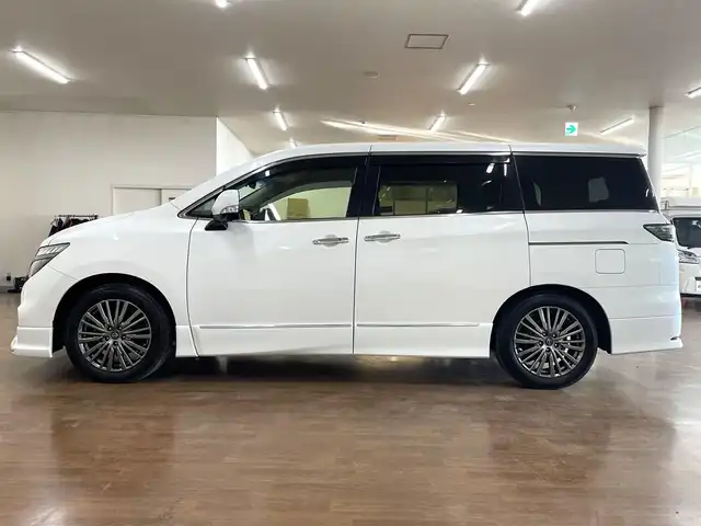 日産 エルグランド 250HWS プレミアム アーバンクロム 道央・札幌 2024(令6)年 1.4万km ピュアホワイトパール 4WD/ワンオーナー/純正10型SDナビ/・フルセグTV/CD/DVD/BT/SD/USB/純正フリップダウンモニター/フロント、サイド、バックカメラ/プロパイロット/アラウンドビューモニター/本革シート/前席シートヒーター/前席パワーシート/運転席シートメモリ機能/両側パワースライドドア/パワーバックドア/オートクルーズコントロール/ビルトインETC/インテリジェントエマージェンシーブレーキ/車線逸脱防止支援システム/前後踏み間違い衝突防止アシスト/標識検知機能/ブラインドスポットモニター/前後コーナーセンサー/横滑り防止装置/純正ドライブレコーダー/オートライト/LEDヘッドライト/フォグライト/プッシュスタート/スマートキーx2/ステアリングリモコン/純正フロアマット/ドアバイザー/助手席、2列目オットマン/3列シート/ウインカーミラー/純正18インチAW/フロント、サイドエアロ/新車時保証書/取扱説明書/ナビ取扱説明書