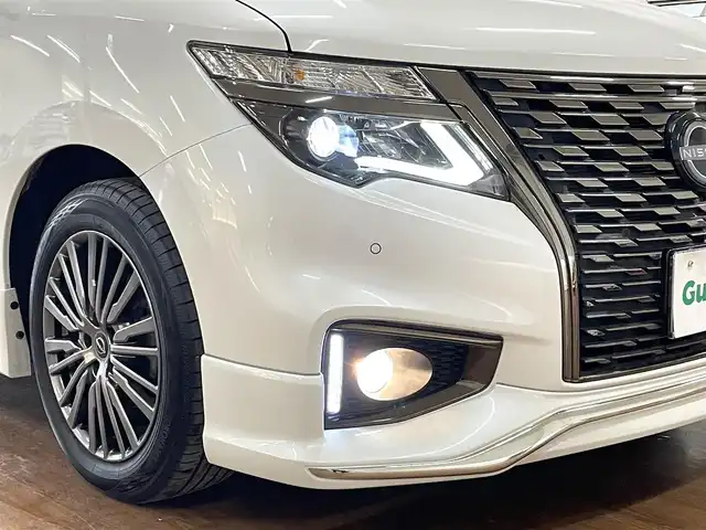 日産 エルグランド 250HWS プレミアム アーバンクロム 道央・札幌 2024(令6)年 1.4万km ピュアホワイトパール 4WD/ワンオーナー/純正10型SDナビ/・フルセグTV/CD/DVD/BT/SD/USB/純正フリップダウンモニター/フロント、サイド、バックカメラ/プロパイロット/アラウンドビューモニター/本革シート/前席シートヒーター/前席パワーシート/運転席シートメモリ機能/両側パワースライドドア/パワーバックドア/オートクルーズコントロール/ビルトインETC/インテリジェントエマージェンシーブレーキ/車線逸脱防止支援システム/前後踏み間違い衝突防止アシスト/標識検知機能/ブラインドスポットモニター/前後コーナーセンサー/横滑り防止装置/純正ドライブレコーダー/オートライト/LEDヘッドライト/フォグライト/プッシュスタート/スマートキーx2/ステアリングリモコン/純正フロアマット/ドアバイザー/助手席、2列目オットマン/3列シート/ウインカーミラー/純正18インチAW/フロント、サイドエアロ/新車時保証書/取扱説明書/ナビ取扱説明書