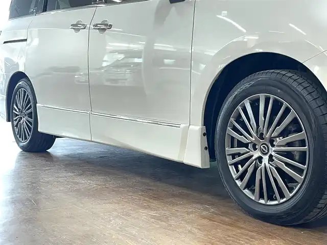 日産 エルグランド 250HWS プレミアム アーバンクロム 道央・札幌 2024(令6)年 1.4万km ピュアホワイトパール 4WD/ワンオーナー/純正10型SDナビ/・フルセグTV/CD/DVD/BT/SD/USB/純正フリップダウンモニター/フロント、サイド、バックカメラ/プロパイロット/アラウンドビューモニター/本革シート/前席シートヒーター/前席パワーシート/運転席シートメモリ機能/両側パワースライドドア/パワーバックドア/オートクルーズコントロール/ビルトインETC/インテリジェントエマージェンシーブレーキ/車線逸脱防止支援システム/前後踏み間違い衝突防止アシスト/標識検知機能/ブラインドスポットモニター/前後コーナーセンサー/横滑り防止装置/純正ドライブレコーダー/オートライト/LEDヘッドライト/フォグライト/プッシュスタート/スマートキーx2/ステアリングリモコン/純正フロアマット/ドアバイザー/助手席、2列目オットマン/3列シート/ウインカーミラー/純正18インチAW/フロント、サイドエアロ/新車時保証書/取扱説明書/ナビ取扱説明書