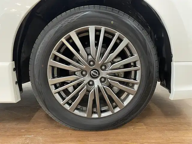 日産 エルグランド 250HWS プレミアム アーバンクロム 道央・札幌 2024(令6)年 1.4万km ピュアホワイトパール 4WD/ワンオーナー/純正10型SDナビ/・フルセグTV/CD/DVD/BT/SD/USB/純正フリップダウンモニター/フロント、サイド、バックカメラ/プロパイロット/アラウンドビューモニター/本革シート/前席シートヒーター/前席パワーシート/運転席シートメモリ機能/両側パワースライドドア/パワーバックドア/オートクルーズコントロール/ビルトインETC/インテリジェントエマージェンシーブレーキ/車線逸脱防止支援システム/前後踏み間違い衝突防止アシスト/標識検知機能/ブラインドスポットモニター/前後コーナーセンサー/横滑り防止装置/純正ドライブレコーダー/オートライト/LEDヘッドライト/フォグライト/プッシュスタート/スマートキーx2/ステアリングリモコン/純正フロアマット/ドアバイザー/助手席、2列目オットマン/3列シート/ウインカーミラー/純正18インチAW/フロント、サイドエアロ/新車時保証書/取扱説明書/ナビ取扱説明書