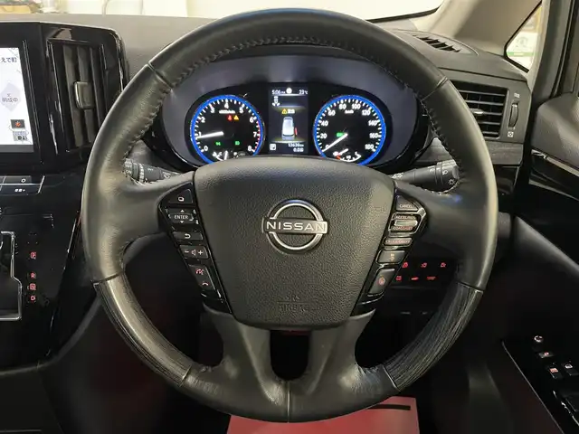 日産 エルグランド 250HWS プレミアム アーバンクロム 道央・札幌 2024(令6)年 1.4万km ピュアホワイトパール 4WD/ワンオーナー/純正10型SDナビ/・フルセグTV/CD/DVD/BT/SD/USB/純正フリップダウンモニター/フロント、サイド、バックカメラ/プロパイロット/アラウンドビューモニター/本革シート/前席シートヒーター/前席パワーシート/運転席シートメモリ機能/両側パワースライドドア/パワーバックドア/オートクルーズコントロール/ビルトインETC/インテリジェントエマージェンシーブレーキ/車線逸脱防止支援システム/前後踏み間違い衝突防止アシスト/標識検知機能/ブラインドスポットモニター/前後コーナーセンサー/横滑り防止装置/純正ドライブレコーダー/オートライト/LEDヘッドライト/フォグライト/プッシュスタート/スマートキーx2/ステアリングリモコン/純正フロアマット/ドアバイザー/助手席、2列目オットマン/3列シート/ウインカーミラー/純正18インチAW/フロント、サイドエアロ/新車時保証書/取扱説明書/ナビ取扱説明書
