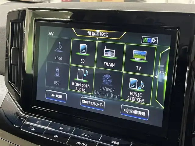 日産 エルグランド 250HWS プレミアム アーバンクロム 道央・札幌 2024(令6)年 1.4万km ピュアホワイトパール 4WD/ワンオーナー/純正10型SDナビ/・フルセグTV/CD/DVD/BT/SD/USB/純正フリップダウンモニター/フロント、サイド、バックカメラ/プロパイロット/アラウンドビューモニター/本革シート/前席シートヒーター/前席パワーシート/運転席シートメモリ機能/両側パワースライドドア/パワーバックドア/オートクルーズコントロール/ビルトインETC/インテリジェントエマージェンシーブレーキ/車線逸脱防止支援システム/前後踏み間違い衝突防止アシスト/標識検知機能/ブラインドスポットモニター/前後コーナーセンサー/横滑り防止装置/純正ドライブレコーダー/オートライト/LEDヘッドライト/フォグライト/プッシュスタート/スマートキーx2/ステアリングリモコン/純正フロアマット/ドアバイザー/助手席、2列目オットマン/3列シート/ウインカーミラー/純正18インチAW/フロント、サイドエアロ/新車時保証書/取扱説明書/ナビ取扱説明書