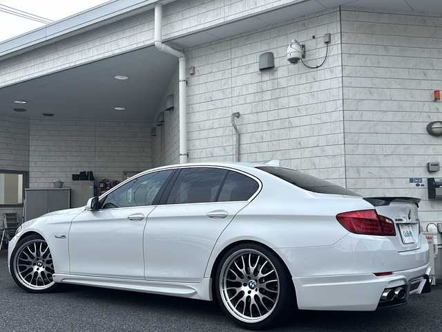 ＢＭＷ ５２８ｉ 神奈川県 2010(平22)年 4.2万km アルピンホワイトⅢ エナジーボディーエアロキット/エナジートランクスポイラー/ダウンサス/エナジーエディション21インチAW/エナジー4本出しマフラー/クルーズコントロール/純正ＨＤＤナビ/（AM/FM/CD/DVD/TV/BT/AUX)/ＥＴＣ/前ドライブレコーダー/バックカメラ/メモリシート（D席）/パワーシート(D/N席)/ヒートシーター（D/N席）/プッシュスタート/社外フロアマット/スペアキー/オートライト/前後フォグランプ/取扱説明書
