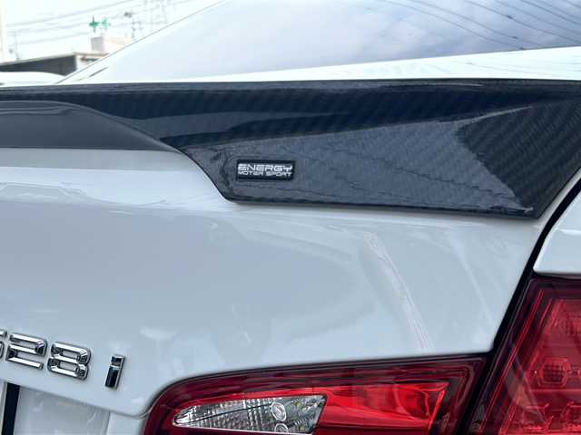 ＢＭＷ ５２８ｉ 神奈川県 2010(平22)年 4.2万km アルピンホワイトⅢ エナジーボディーエアロキット/エナジートランクスポイラー/ダウンサス/エナジーエディション21インチAW/エナジー4本出しマフラー/クルーズコントロール/純正ＨＤＤナビ/（AM/FM/CD/DVD/TV/BT/AUX)/ＥＴＣ/前ドライブレコーダー/バックカメラ/メモリシート（D席）/パワーシート(D/N席)/ヒートシーター（D/N席）/プッシュスタート/社外フロアマット/スペアキー/オートライト/前後フォグランプ/取扱説明書
