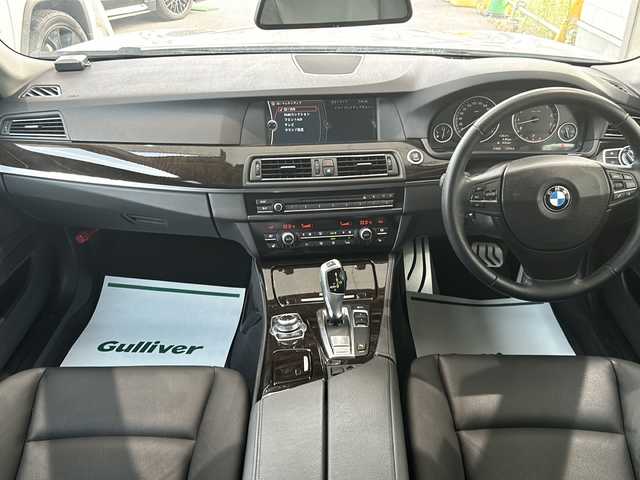 ＢＭＷ ５２８ｉ 神奈川県 2010(平22)年 4.2万km アルピンホワイトⅢ エナジーボディーエアロキット/エナジートランクスポイラー/ダウンサス/エナジーエディション21インチAW/エナジー4本出しマフラー/クルーズコントロール/純正ＨＤＤナビ/（AM/FM/CD/DVD/TV/BT/AUX)/ＥＴＣ/前ドライブレコーダー/バックカメラ/メモリシート（D席）/パワーシート(D/N席)/ヒートシーター（D/N席）/プッシュスタート/社外フロアマット/スペアキー/オートライト/前後フォグランプ/取扱説明書