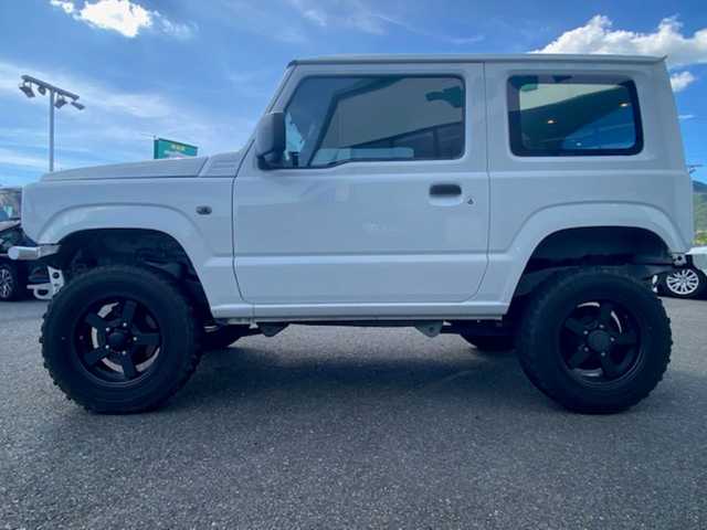 スズキ ジムニー XG 兵庫県 2020(令2)年 7.9万km スペリアホワイト ・2人乗り公認登録/・2インチUP/・４WD/・５MT/・社外BTオーディオ/・社外前後バンパー/・社外マフラー/・社外16AW/・キーレスキー/・社外テールレンズ/・スペアタイヤ車載