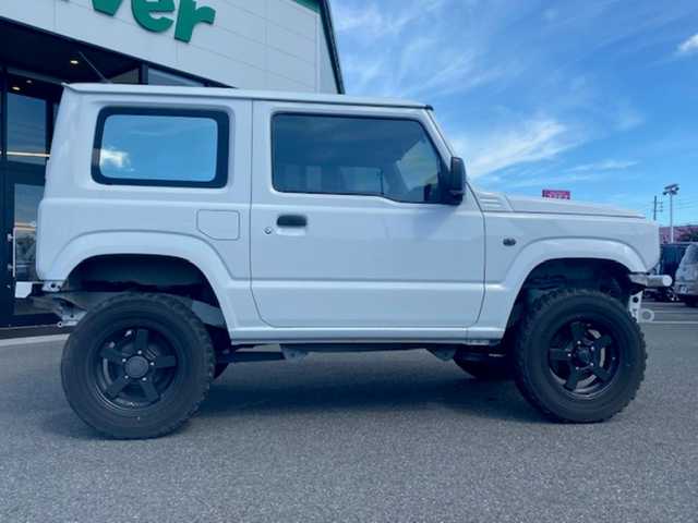スズキ ジムニー XG 兵庫県 2020(令2)年 7.9万km スペリアホワイト ・2人乗り公認登録/・2インチUP/・４WD/・５MT/・社外BTオーディオ/・社外前後バンパー/・社外マフラー/・社外16AW/・キーレスキー/・社外テールレンズ/・スペアタイヤ車載
